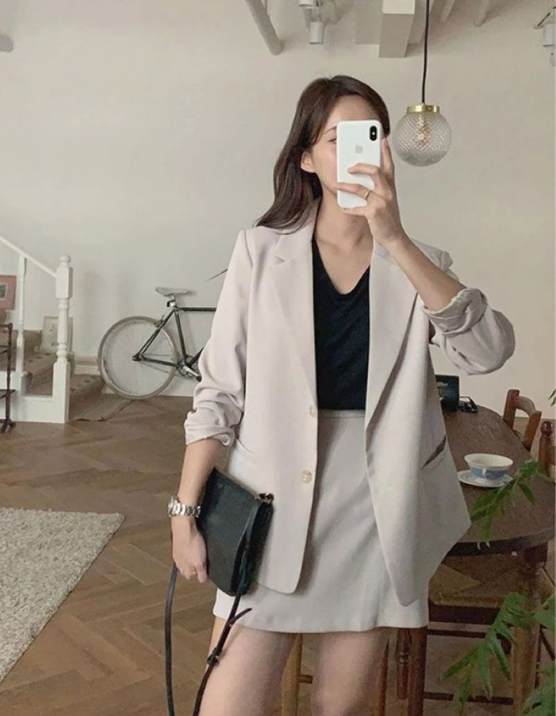 Kết hợp với phụ kiện cũng là một outfit công sở khiến chị em mê mẩn