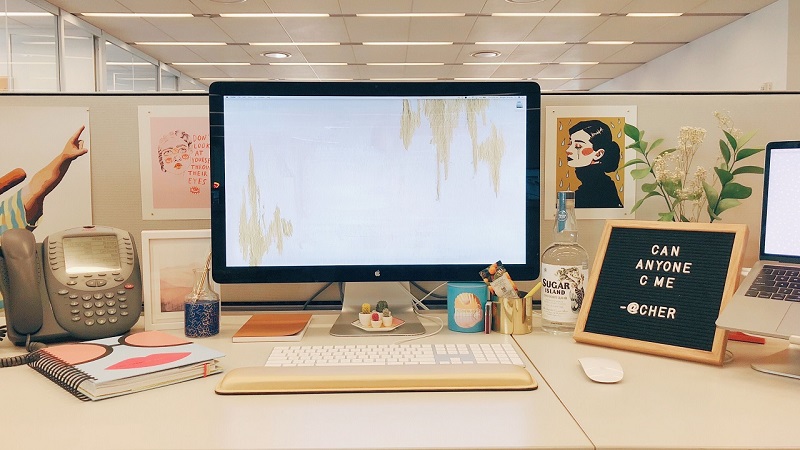 Trang trí bàn làm việc văn phòng khoa học giúp nâng cao hiệu suất làm việc