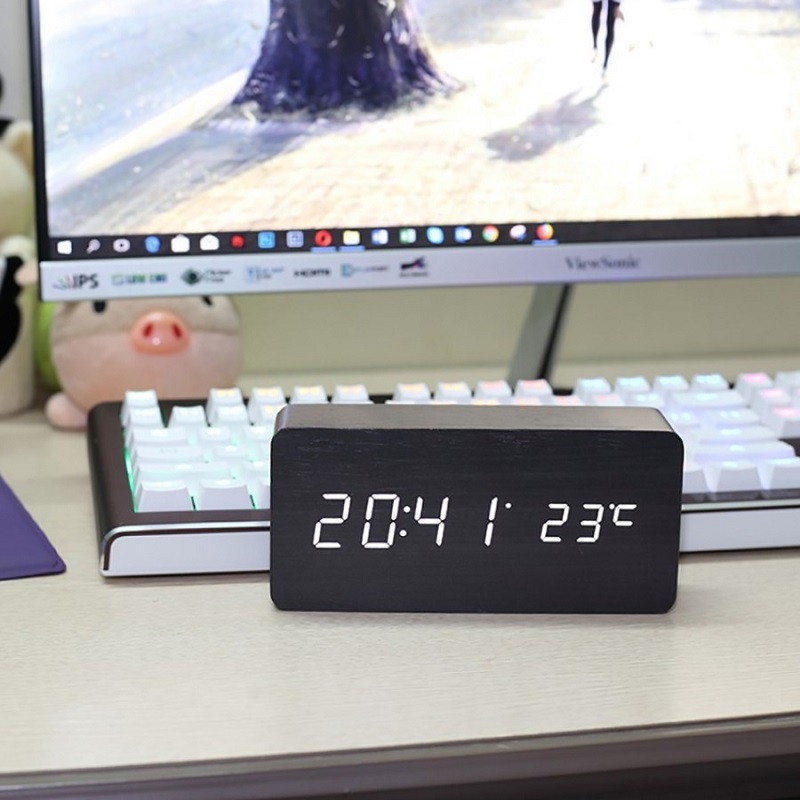 Trang trí bàn làm việc văn phòng hiện đại với đồng hồ để bàn màn hình led 