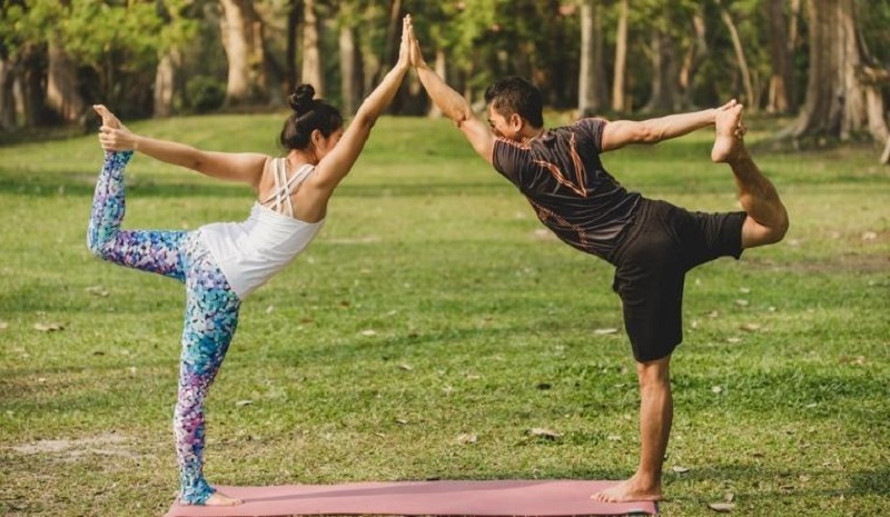 Yoga là bộ môn được nhiều người tập luyện 